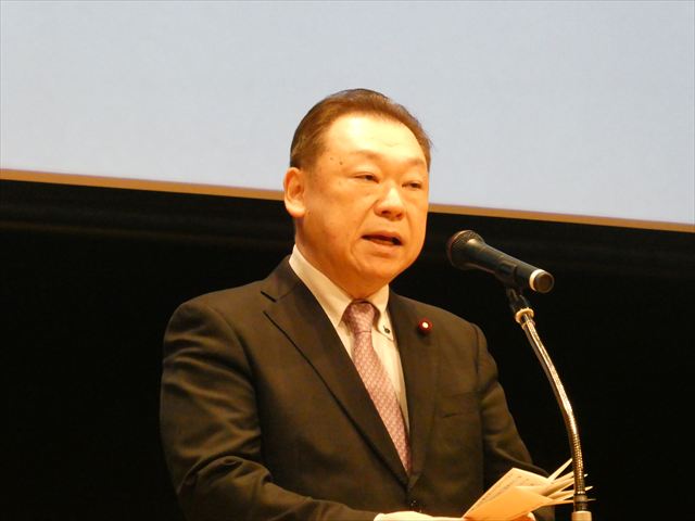 来賓としてあいさつする長内議長