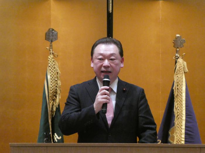 来賓としてあいさつする長内議長