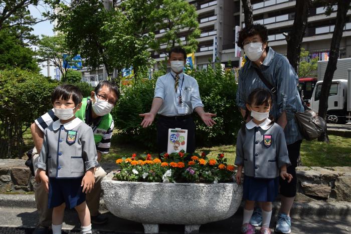 花を植えた花壇と一緒に記念写真