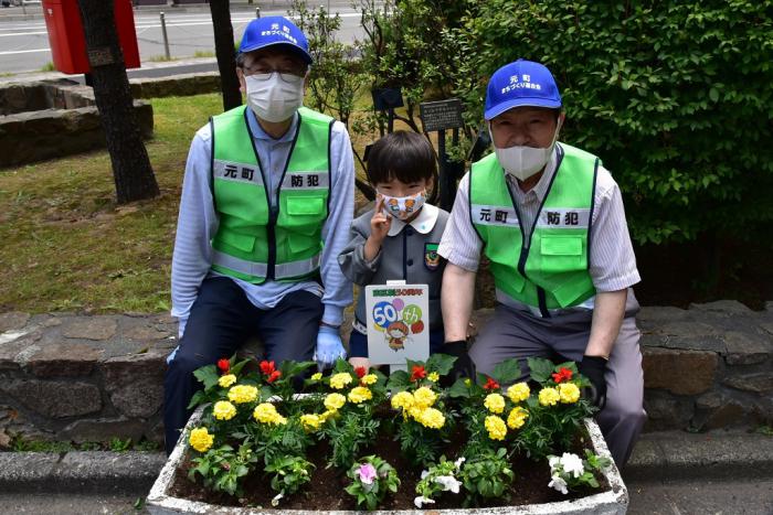 花を植えた花壇と一緒に記念写真