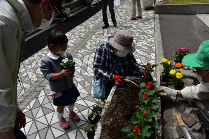 花を植える様子