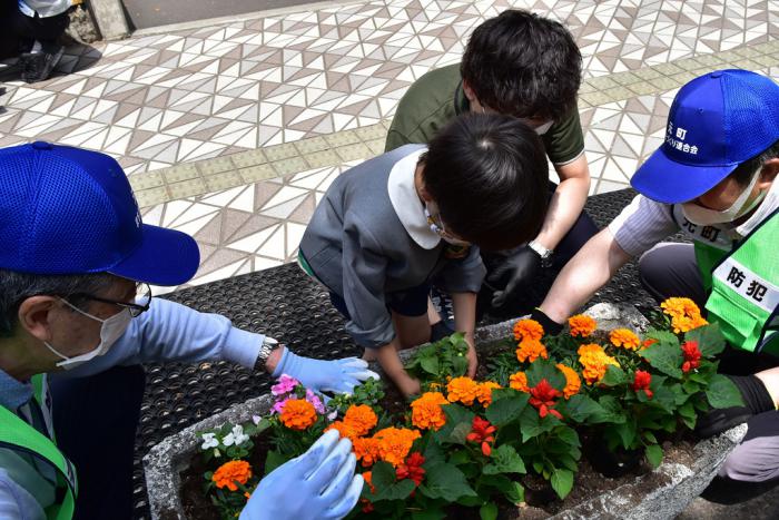 花を植える様子