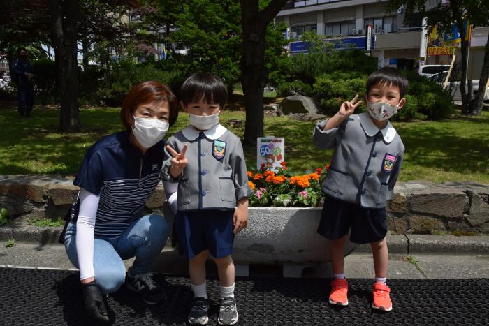 花を植えた花壇と一緒に記念写真