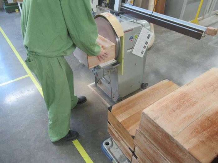 幼稚園の積み木補修作業