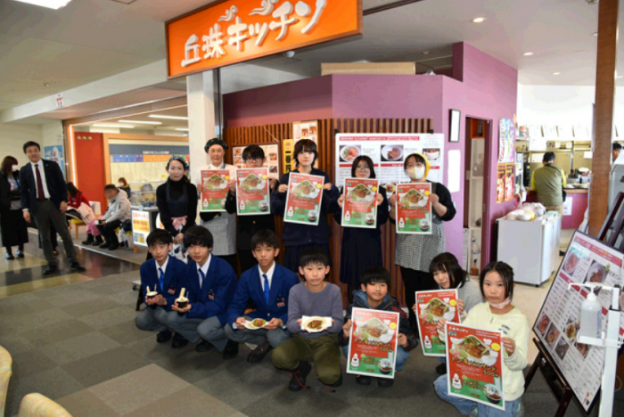 考案した学生の集合写真