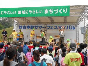 サマーフェスティバルで大人気の餅まきの様子