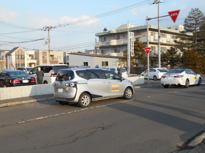 パトロールに出動する青色回転灯装着車