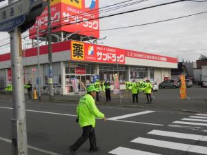 サンドラッグ前で交通安全を呼びかける地域の皆さん