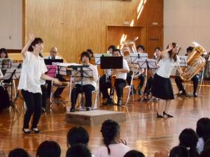 札幌吹奏楽団の演奏に合わせて観客が恋ダンスを踊る様子