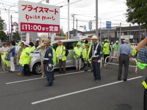 旧プライスマート前に交通安全指導員、交通安全母の会の会員などが集合