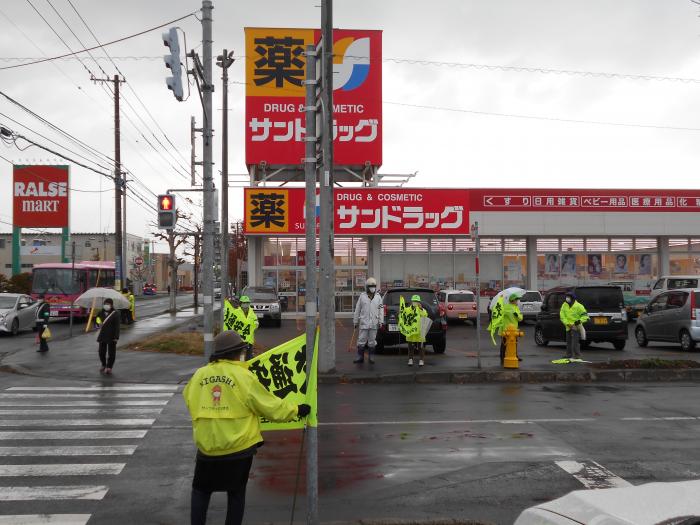 サンドラッグ前で交通安全を呼びかける地域の皆さん