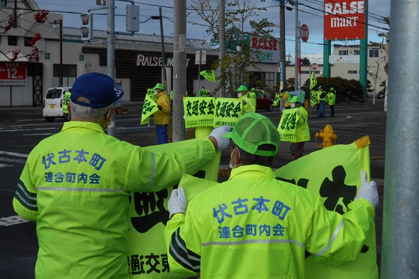 交通安全を呼びかける地域の皆さん＜その1＞