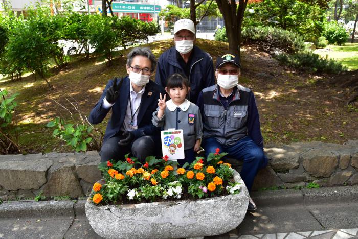 ふしこ幼稚園の園児、区長、連合町内会役員の記念写真