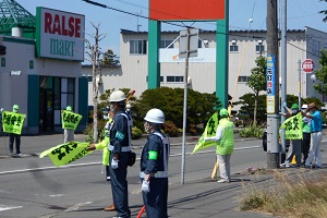 ラルズマート前で交通安全を呼びかける地域の皆さん