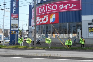 トライアル前で交通安全を呼びかける地域の皆さん