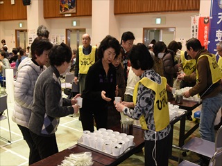 第15回健康づくりフェスティバルの東区食生活改善推進員協議会のさっぽろ食スタイル食物繊維たっぷりスープの試飲の様子2