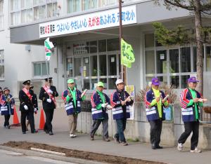 元町北小学校の前で火の用心を呼びかけました