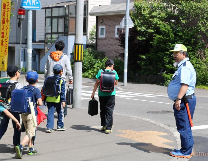 地域の方に見守られ安心してに家に帰ります