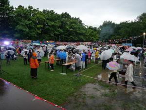 雨の中のビンゴ大会