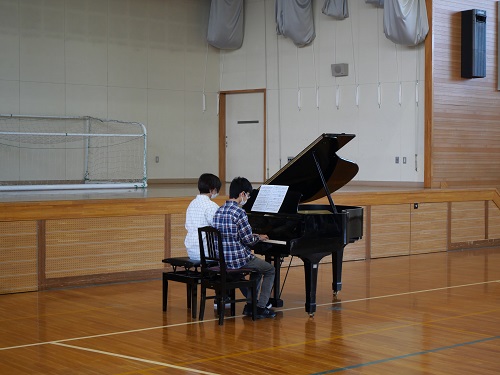 親子連弾ピアノ演奏の様子