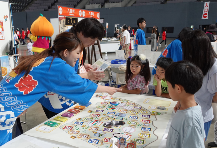 すごろくを楽しむ子どもたち