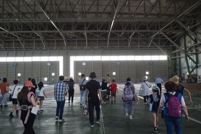 飛行機格納庫見学の様子