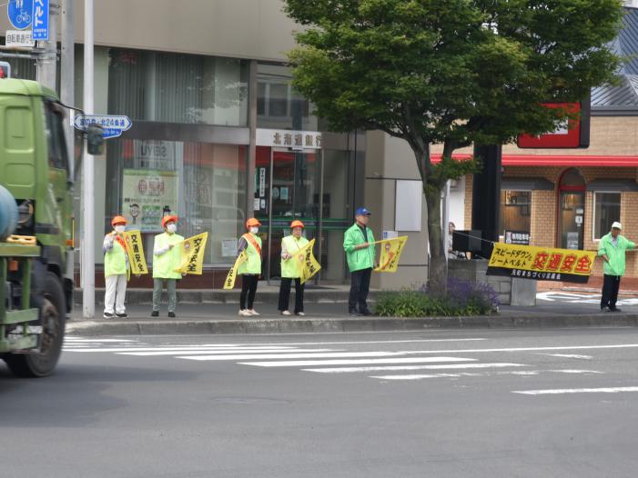 夏の交通安全街頭啓発の写真
