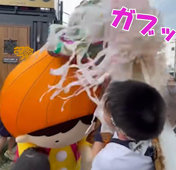 獅子舞にかじられるタッピー
