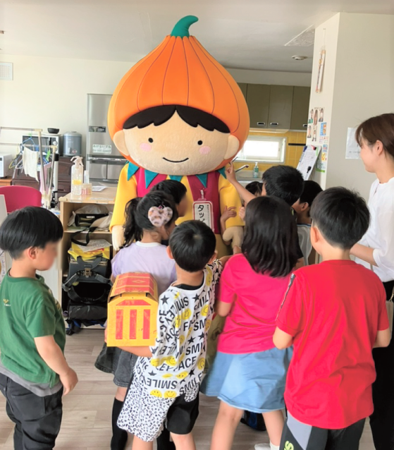 子ども達に囲まれるタッピーの様子