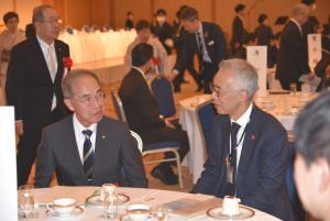 神東区長と歓談の様子