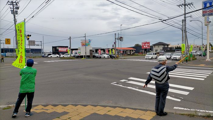 管制塔前交差点街頭啓発の様子■指導員の様子