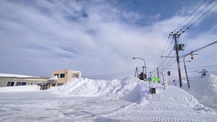 丘珠まちづくりセンターの雪山