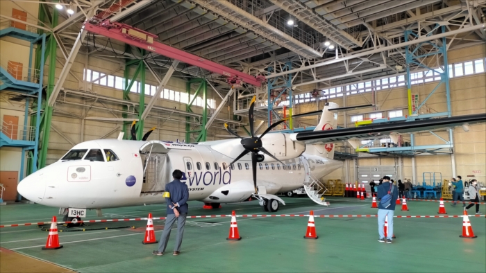 HACの格納庫でATR42-600型を見る！