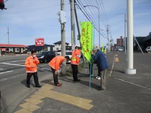 航空管制塔前交差点における街頭啓発への東区長の激励