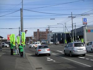 航空管制塔交差点を西側から見た街頭啓発の様子