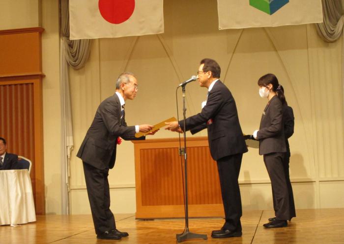 表彰状手交の様子