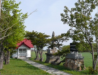 緑に囲まれた福移神社