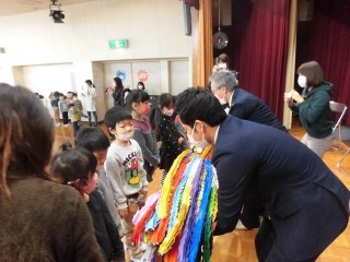 子ども達から千羽鶴を受け取る区職員