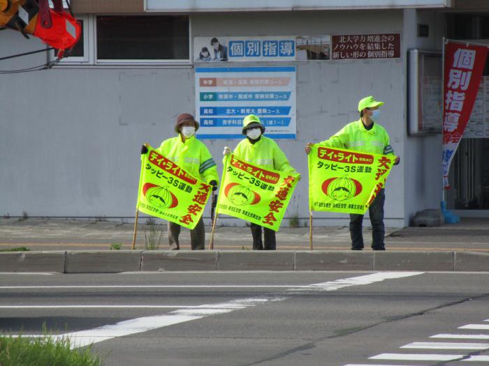 環状通東駅前交差点での街頭啓発の様子