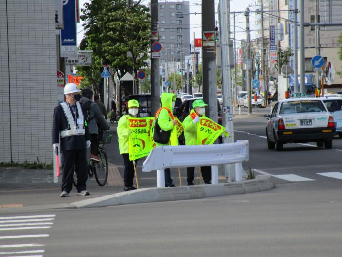 環状通東駅前交差点での街頭啓発の様子