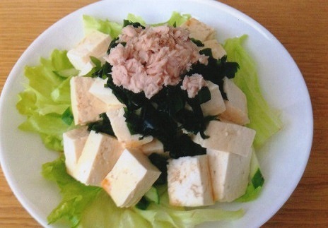 豆腐とツナのサラダの写真