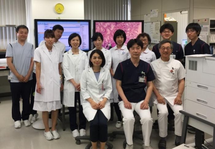 市立札幌病院病理診断科・検査部病理係のメンバー。前列中央が部長の辻。