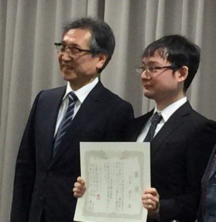 北海道病理医会の若手奨励賞（MVP）を受賞した今本先生（右）と前部長の深澤先生（左）