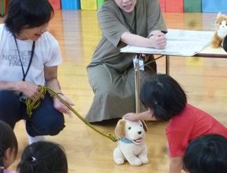 ぬいぐるみを用いた犬との接し方の説明の様子