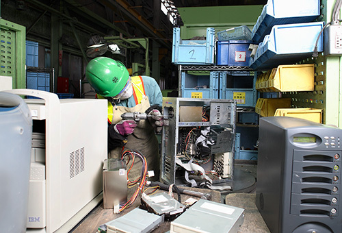 手作業で解体、リサイクル処理される電化製品