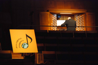 「環境首都・札幌」宣言市民式典でのオルガン演奏の写真