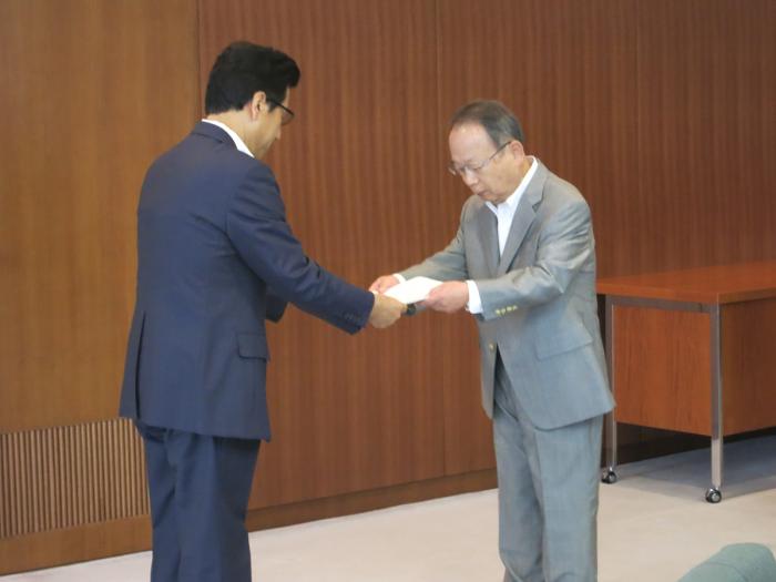 答申書を手交する松田会長と秋元市長