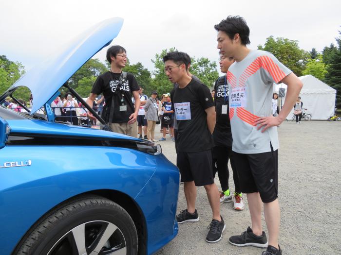 燃料電池自動車を見つめる様子