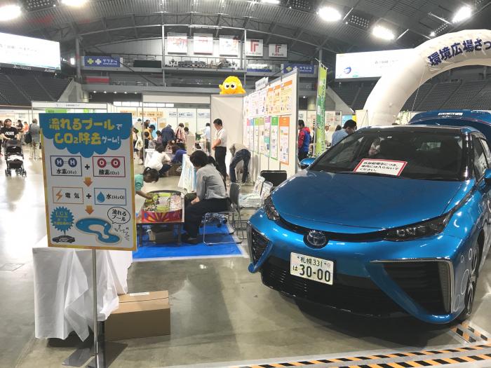 燃料電池自動車からの給電でスーパーボールすくいをしている様子