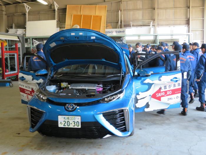 消防局職員を対象に行った燃料電池自動車を用いた研修会の様子